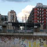 I palazzoni della zona del Redentore, nel quartiere Libert� che si stagliano a poca distanza completano l'atmosfera da "giungla urbana"